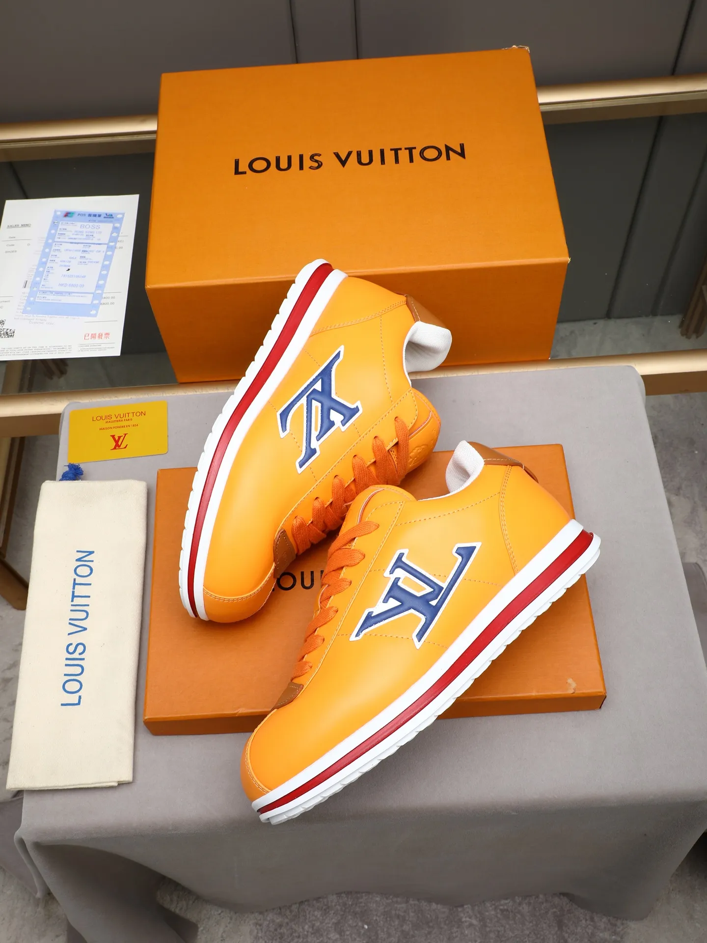 PP560 LV Louis Vuitton L Jialu Brand Runner Tatic Series Thick-soled Casual Sports Shoes Running Shoes Original purchase, development and production This LV Runner Tatic sports shoe combines technical materials such as mesh fabric and ribbons to interpret the inspiration of traditional mountaineering shoes. LV letters are written on one side, the lariat buckle of the quick lacing system is embellished with Monogram flowers and Louis Vuitton logos, and the light and wear-resistant rubber outsole completes the whole. ▪️Fabric: Original imported cowhide + mesh ▪️Inner lining: Original customized breathable mesh ▪️Sole: Original open-molded anti-slip rubber combination material ▪️Size: Men's 38-44 (customized for 45 and 46)